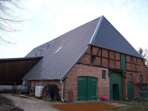 Bei dieser Scheune wurde von der Zimmerei Falkenberg eine Dachumdeckung mit Stahltrapezblechen durchgeführt.