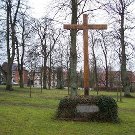 Dieses Holzkreuz wurde von der Zimmerei Falkenberg aus Eiche angefertigt und montiert.