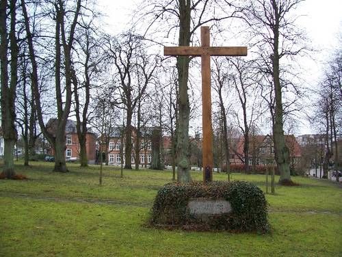 Dieses Holzkreuz wurde von der Zimmerei Falkenberg aus Eiche angefertigt und montiert.