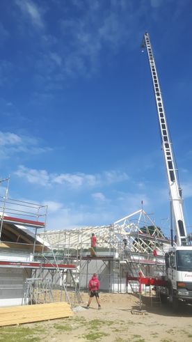 Mit unserem eigenen Kran können wir flexibel und auf kurzen Wegen unsere Kunden bedienen. Der Kran kommt bei vielen arbeiten zum Einsatz wie z.B richten, Dachziegel hochnehmen, Abbruch bei Sanierungen und vielen anderen schweren Arbeiten. 