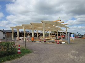 Eine Lagerhalle mit Binderbögen