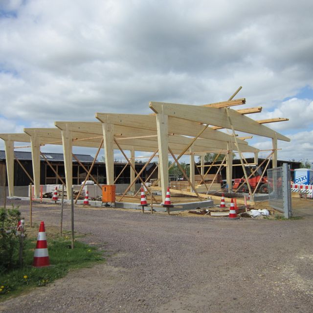 Eine Lagerhalle mit Binderbögen