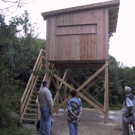 Dieser Aussichtsturm in einem Naturschutzgebiet wurde von der Zimmerei Falkenberg komplett aus Lärchenholz hergestellt. Unter den Nadelhölzern zählt das Lärchenholz zu den witterungsbeständigsten und stabilsten Holzarten.