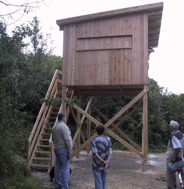 Dieser Aussichtsturm in einem Naturschutzgebiet wurde von der Zimmerei Falkenberg komplett aus Lärchenholz hergestellt. Unter den Nadelhölzern zählt das Lärchenholz zu den witterungsbeständigsten und stabilsten Holzarten.