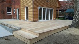 Ein Terrassendeck aus Sibirischen Lärchenholz