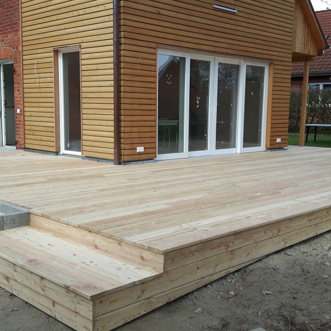 Ein Terrassendeck aus Sibirischen Lärchenholz