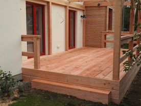 Terrassendeck mit Geländer und Galerie aus Europäischer Lärche
