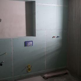 Verkleidung einer WC-Anlage mit Gipskartonplatten als Grundlage für das Fliesenschild