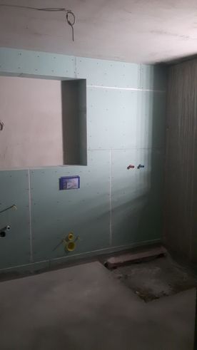 Verkleidung einer WC-Anlage mit Gipskartonplatten als Grundlage für das Fliesenschild