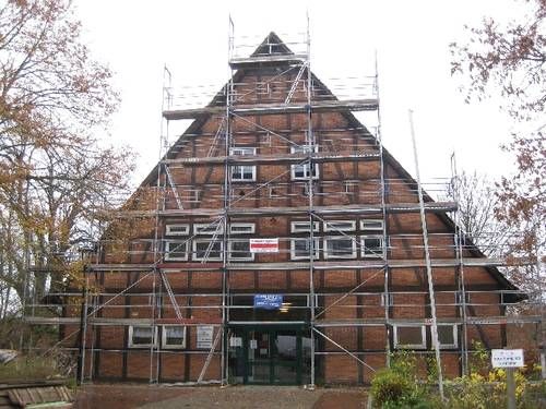 Sanieren von Unterschlägen, Stirnbrettern und Deckleisten an einem Fachwerkgiebel.