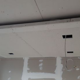 Abgehängte Akustikdecken aus Gipskarton mit indirektem Licht für ein Bürogebäude
