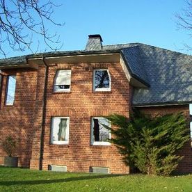 Quarzit-Graniteindeckung einschließlich Zimmererarbeiten ausgeführt an einem Einfamilienhaus.