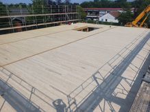 Einbau einer CLT (Cross Laminated Timber) Holzdecke