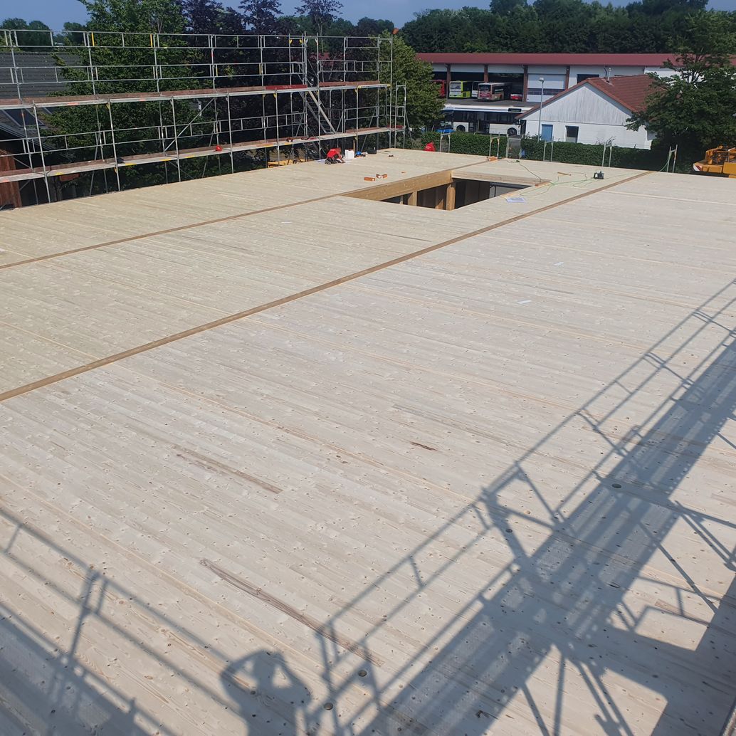 Einbau einer CLT (Cross Laminated Timber) Holzdecke