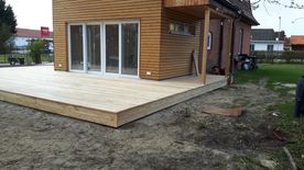 Ein Terrassendeck aus Sibirischen Lärchenholz