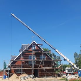 Mit unserem eigenen Kran können wir flexibel und auf kurzen Wegen unsere Kunden bedienen. Der Kran kommt bei vielen arbeiten zum Einsatz wie z.B richten, Dachziegel hochnehmen, Abbruch bei Sanierungen und vielen anderen schweren Arbeiten. 
