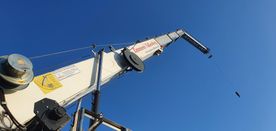 Mit unserem eigenen Kran können wir flexibel und auf kurzen Wegen unsere Kunden bedienen. Der Kran kommt bei vielen arbeiten zum Einsatz wie z.B richten, Dachziegel hochnehmen, Abbruch bei Sanierungen und vielen anderen schweren Arbeiten. 