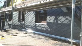 Giebelverkleidung aus Naturschieferplatten