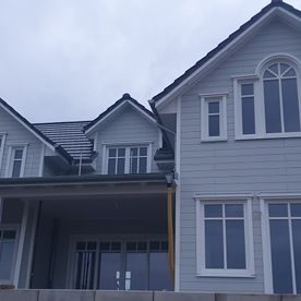 Aussenfassade mit Fassadenpaneelen aus Faserzement diese werden in vielen Farbtönen und einer Holzoptik hergestellt.