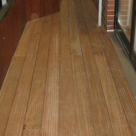 Fertiger Balkon mit geriffeltem Bangkiraibelag.