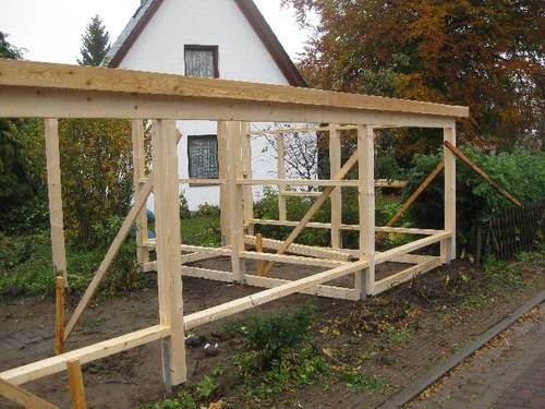 Nächster Schritt: Konstruktionsvollhölzer werden für das Carport mit Geräteschuppen entsprechend auf dem vorgenannten Fundament angebracht.