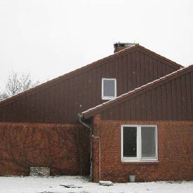 An diesem Gebäude wurden von der Zimmerei Falkenberg die Giebelverkleidungen mit einer Lärchendeckelschalung erneuert.