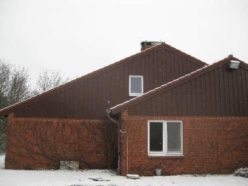 An diesem Gebäude wurden von der Zimmerei Falkenberg die Giebelverkleidungen mit einer Lärchendeckelschalung erneuert.