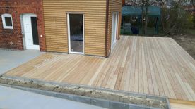 Ein Terrassendeck aus Sibirischen Lärchenholz