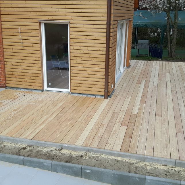 Ein Terrassendeck aus Sibirischen Lärchenholz