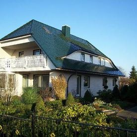 Biberschwanzdeckung und Zimmererarbeiten ausgeführt an einem Einfamilienhaus.