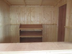 Verkaufsstand für einen Spargelhof mit Verkaufsklappe und Seitentür