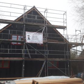 Hinterlüftete Vorhangfassade mit UV-Beständiger Fassadenbahn, auf die Konstruktion kam eine Rombusschalung aus sibirischer Lärche.