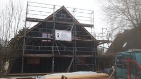 Hinterlüftete Vorhangfassade mit UV-Beständiger Fassadenbahn, auf die Konstruktion kam eine Rombusschalung aus sibirischer Lärche.