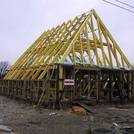 Diese alte Fachwerkscheune wurde komplett mit neuen und alten Hölzern aufgebaut.
