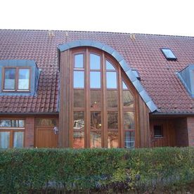 Hier wurde der Eingangs- und Treppenhausvorbau aus Leimholz hergestellt.