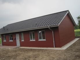 Aussenfassade mit Fassadenpaneelen aus Faserzement diese werden in vielen Farbtönen und einer Holzoptik hergestellt.